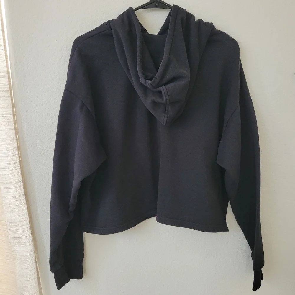 PUMA Cropped Hoodie – Size L
Condition: Gently used / Like new - Picture 2 of 7